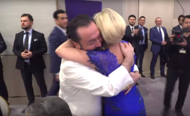 Adnan Oktar 8. yılında sahne alan ünlü sanatçıya sımsıkı sarıldı